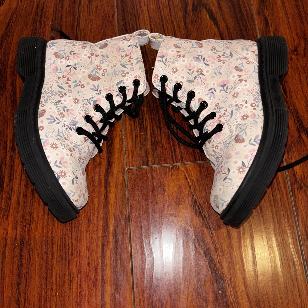 Kids dr marten boots size 1y